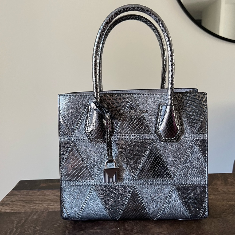 MICHAEL KORS Mercer Medium Messenger in Silver
